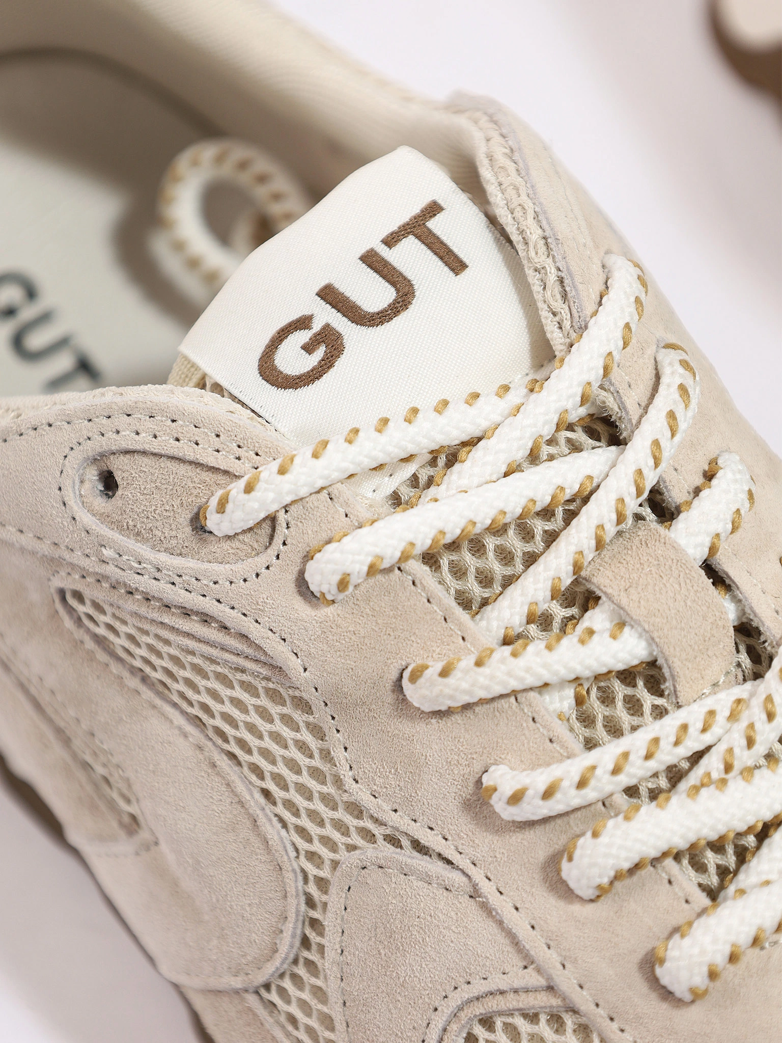 Кроссовки комбинированные серого цвета на низкой подошве